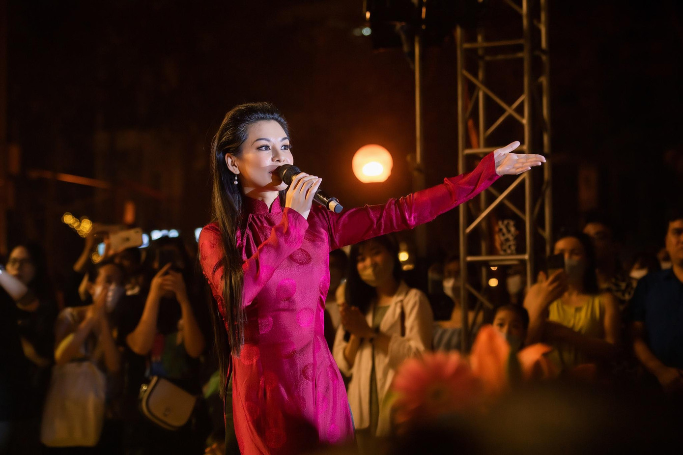 Bùi Lan Hương hóa thân thành Khánh Ly trong “Em và Trịnh”