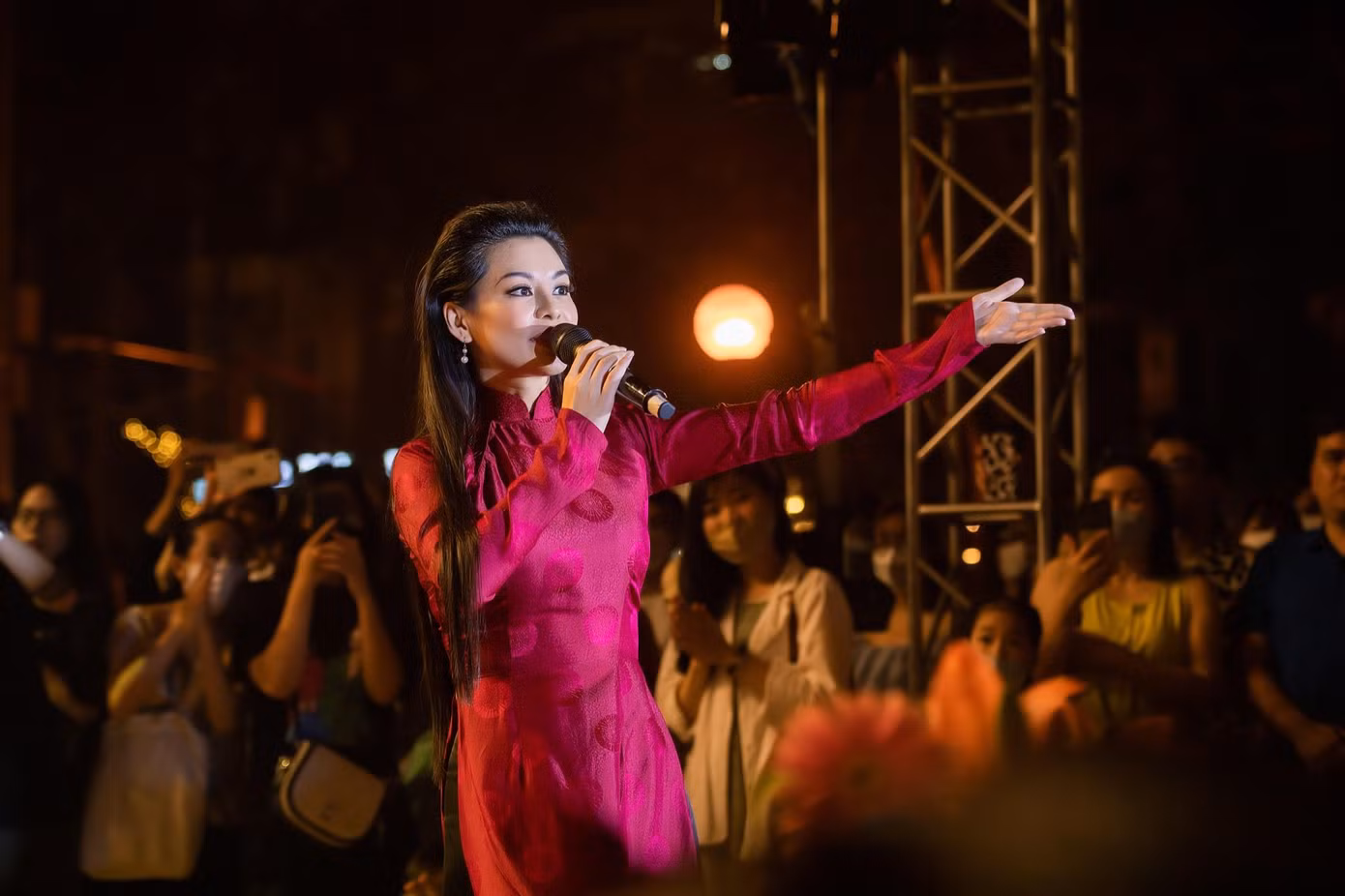 Bùi Lan Hương hóa thân thành Khánh Ly trong “Em và Trịnh” Bùi Lan Hương hóa thân thành Khánh Ly trong “Em và Trịnh”