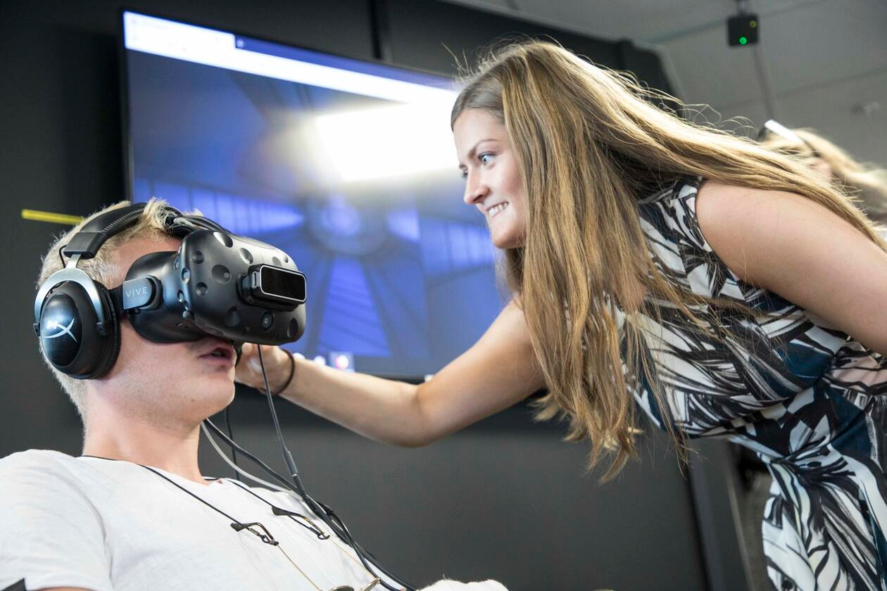 Công nghệ thực tế ảo (VR) đang được các cơ quan báo chí, trường đào tạo báo chí sử dụng để tạo sự trải nghiệm tương tác và trực quan. Ảnh: ViSmedia Công nghệ thực tế ảo (VR) đang được các cơ quan báo chí, trường đào tạo báo chí sử dụng để tạo sự trải nghiệm tương tác và trực quan. Ảnh: ViSmedia