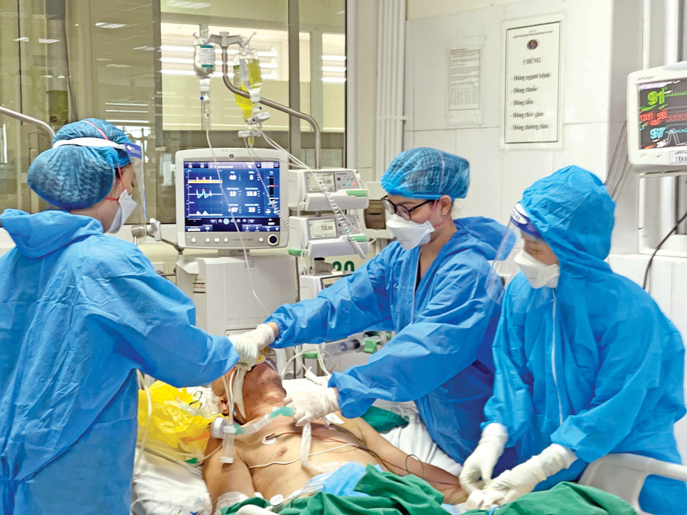 Bác sĩ và điều dưỡng cấp cứu cho ca bệnh đột ngột trở nặng. Ảnh: Thái Hà