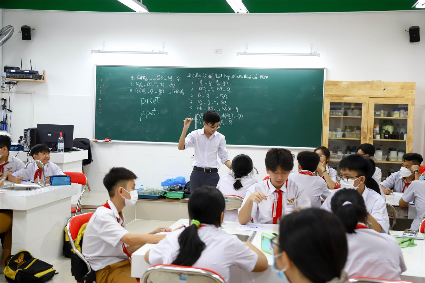 Học sinh lớp 9 đang vào giai đoạn căng thẳng ôn thi khi ngày học ở trường, tối “cày” trung tâm Ảnh: Nguyễn Dũng