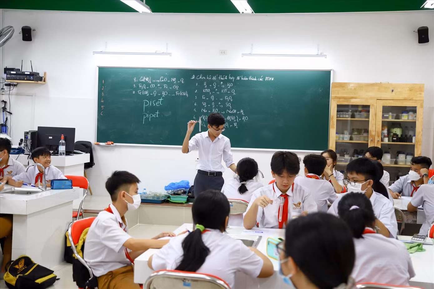 Học sinh lớp 9 đang vào giai đoạn căng thẳng ôn thi khi ngày học ở trường, tối “cày” trung tâm Ảnh: Nguyễn Dũng Học sinh lớp 9 đang vào giai đoạn căng thẳng ôn thi khi ngày học ở trường, tối “cày” trung tâm Ảnh: Nguyễn Dũng