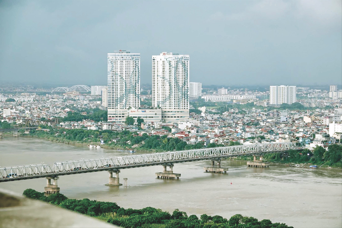 Hà Nội định hướng lấy sông Hồng là trục xanh, cảnh quan trung tâm; phát triển theo hướng quay mặt ra sông thay vì quay lưng ra sông như hiện nay Ảnh: Như Ý Hà Nội định hướng lấy sông Hồng là trục xanh, cảnh quan trung tâm; phát triển theo hướng quay mặt ra sông thay vì quay lưng ra sông như hiện nay Ảnh: Như Ý