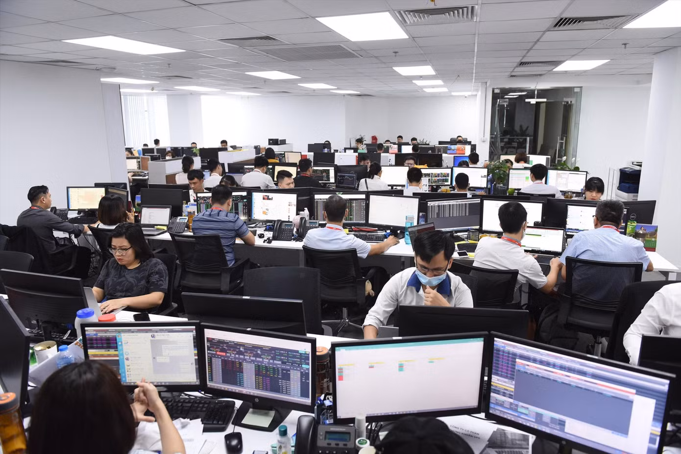 Tính tới cuối tháng 3/2022, số tài khoản nhà đầu tư chứng khoán đạt gần 5 triệu tài khoản, tương đương với 5% dân số Việt Nam. minh hoạ: Như Ý