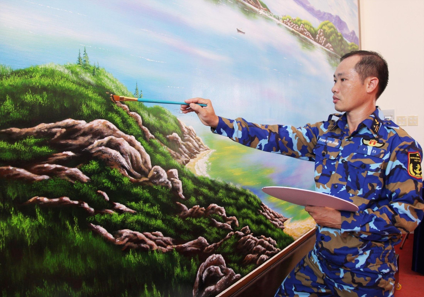 Thiếu tá Trịnh Minh Huân khắc họa vịnh Cam Ranh trong không gian thư viện của Lữ đoàn 162 ảnh: L.N Thiếu tá Trịnh Minh Huân khắc họa vịnh Cam Ranh trong không gian thư viện của Lữ đoàn 162 ảnh: L.N