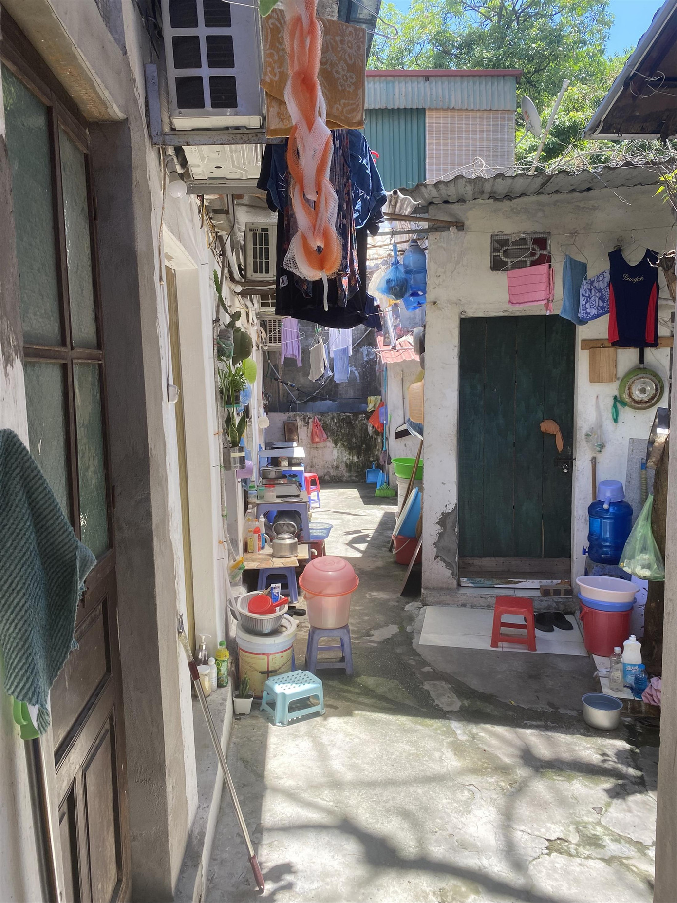 Cảnh sinh hoạt tạm bợ của người dân tại xóm chạy thận ngõ 121 Lê Thanh Nghị Cảnh sinh hoạt tạm bợ của người dân tại xóm chạy thận ngõ 121 Lê Thanh Nghị