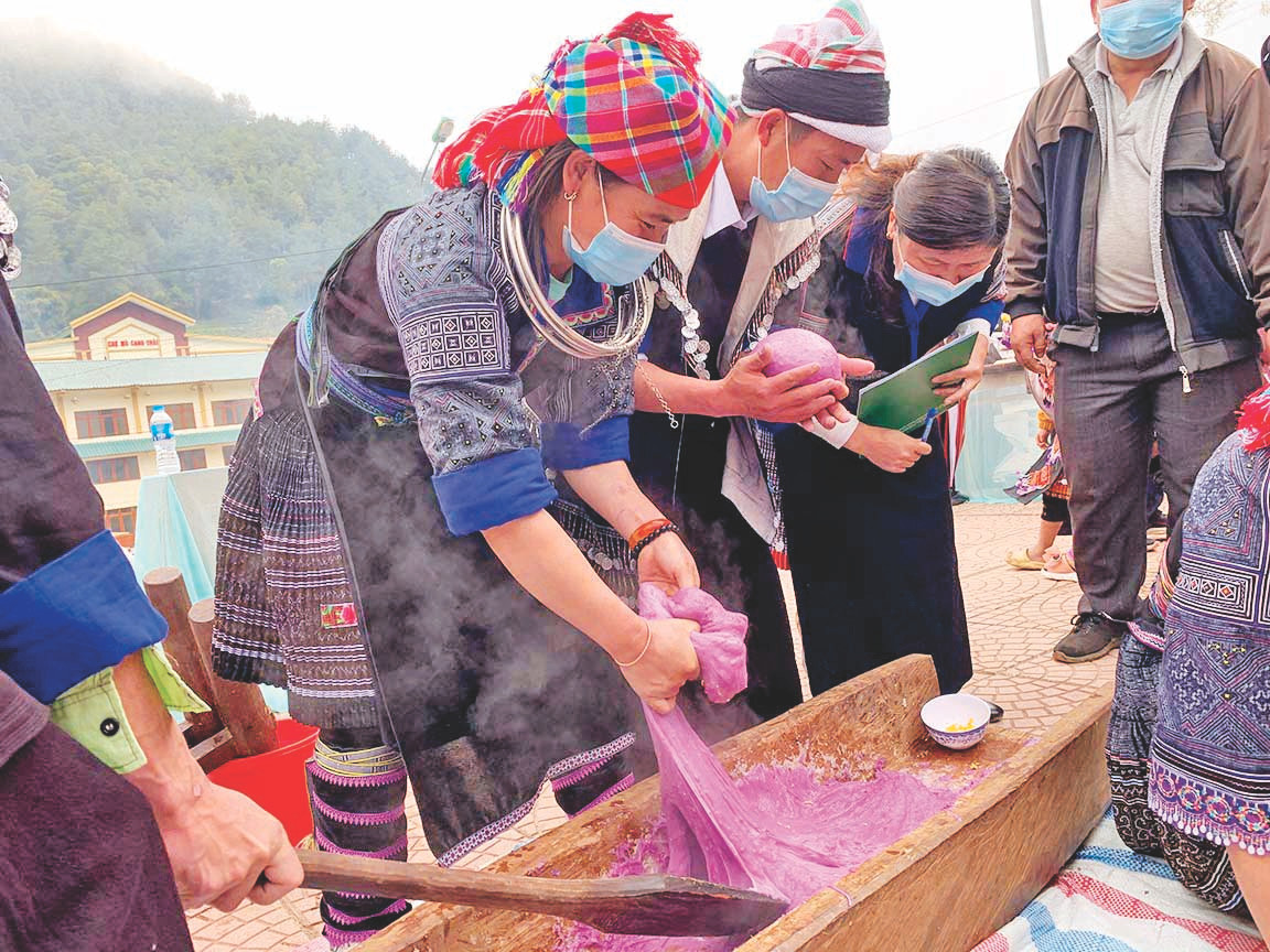 Giã bánh đúng chuẩn là thành phẩm phải sánh mịn trước khi hơi nóng của cơm nếp tan hết