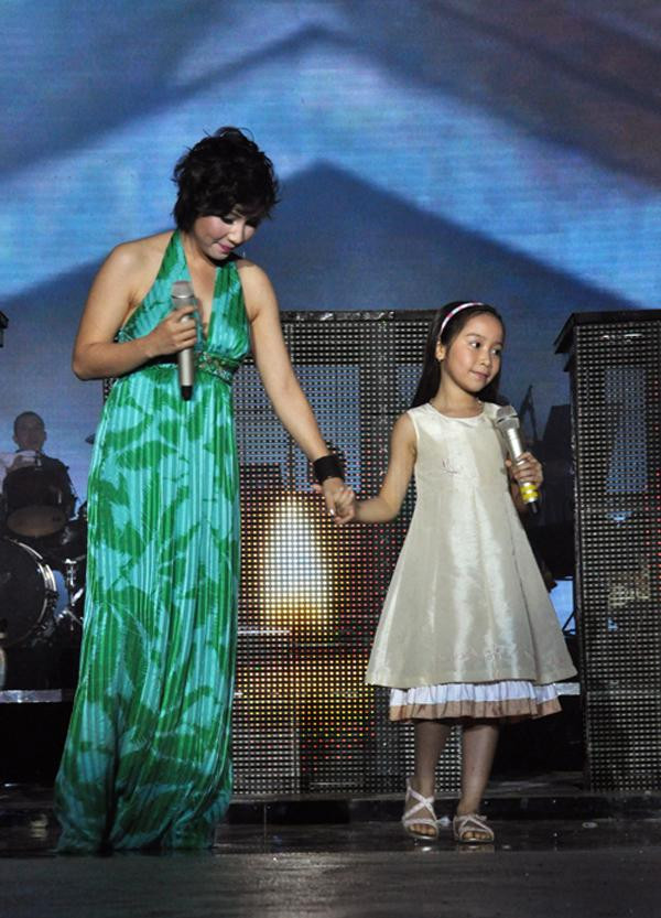 Mỹ Anh lần đầu cùng mẹ lên sân khấu năm 2010 Ảnh: Tư liệu Mỹ Anh lần đầu cùng mẹ lên sân khấu năm 2010 Ảnh: Tư liệu