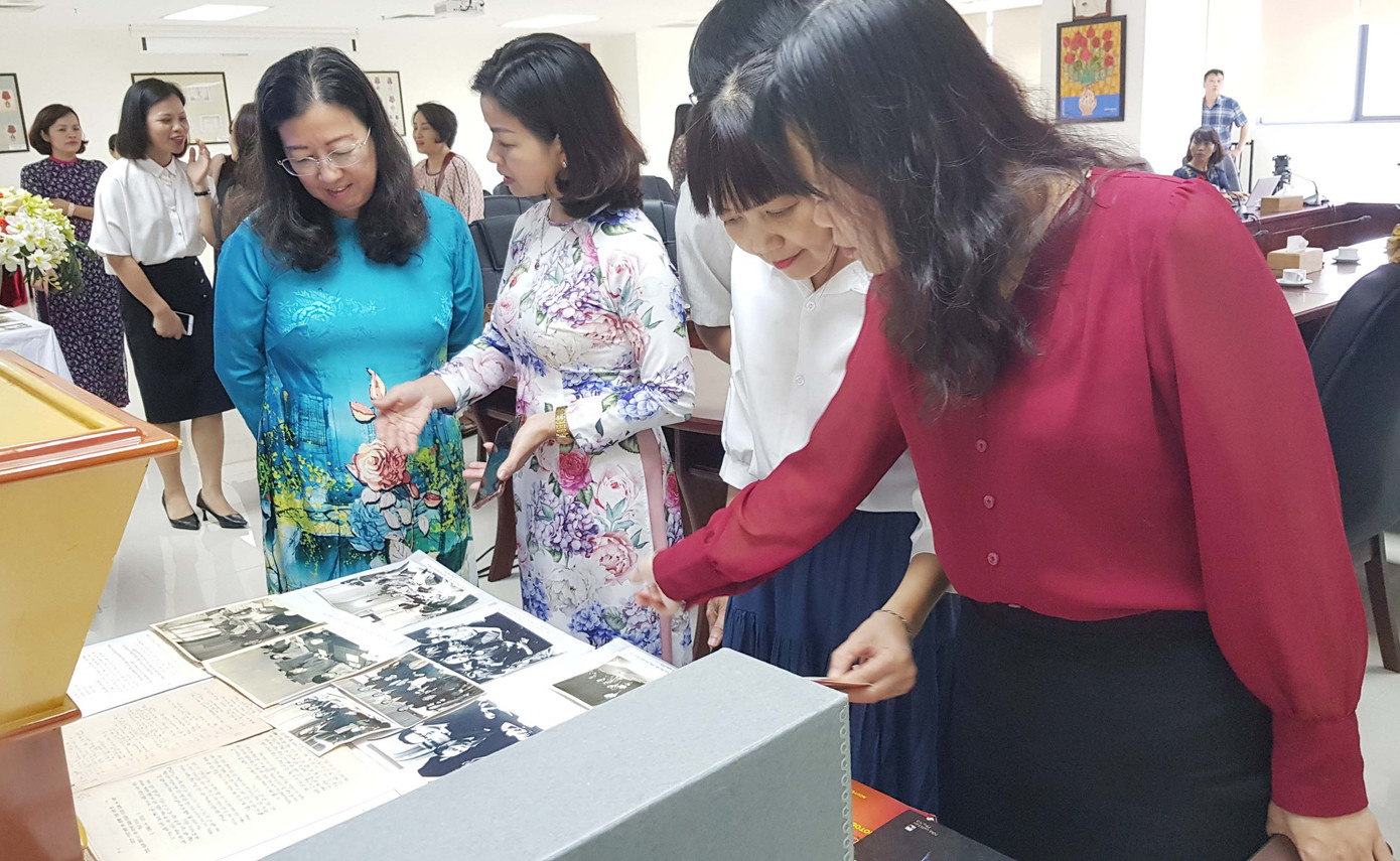 Bà Hà Thị Ngọc Hà (thứ tư từ phải sang) thay mặt gia đình gửi tặng những tư liệu của đại sứ Hà Văn Lâu cho Trung tâm Lưu trữ Quốc gia III (Ảnh: KIẾN NGHĨA). Bà Hà Thị Ngọc Hà (thứ tư từ phải sang) thay mặt gia đình gửi tặng những tư liệu của đại sứ Hà Văn Lâu cho Trung tâm Lưu trữ Quốc gia III (Ảnh: KIẾN NGHĨA).