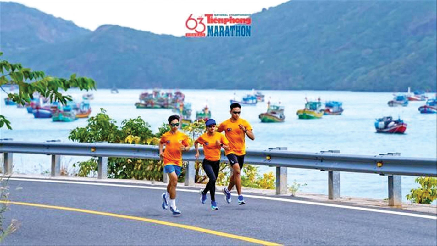 Hồng Lệ (ở giữa) chạy thử đường Côn Đảo