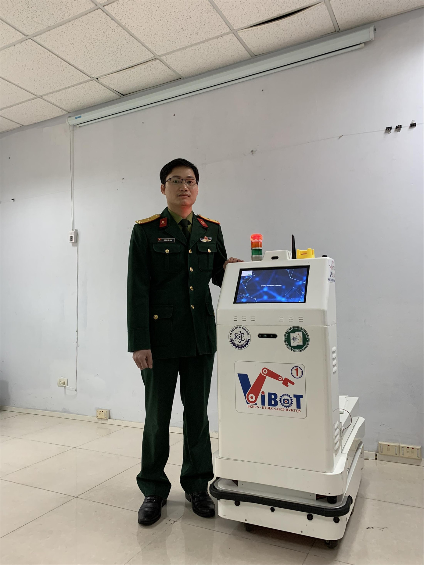 Thiếu tá Hoàng Văn Tiến cho biết sẽ nghiên cứu bổ sung các tính năng mới cho các thế hệ Vibot tiếp theo