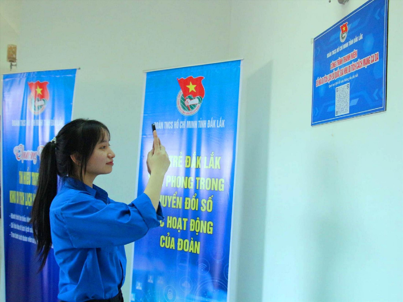 Đoàn viên thanh niên tham quan tìm hiểu Di tích lịch sử - văn hóa quốc gia CaDa qua quét mã QR.