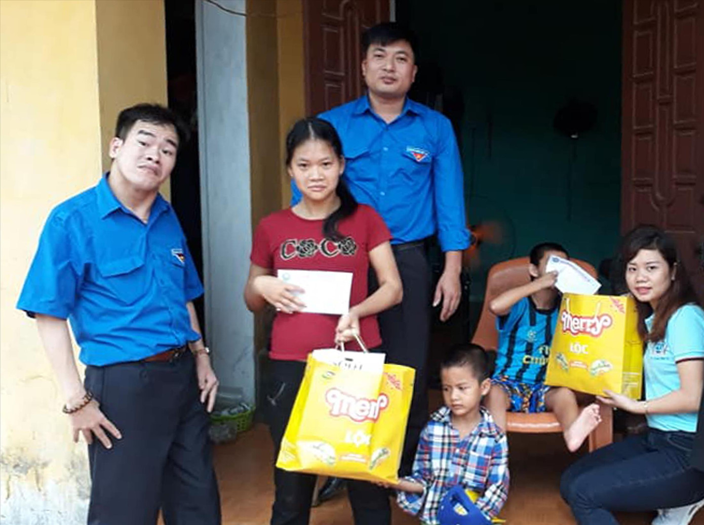 Lê Viết Thuận (ngoài cùng bên trái) tích cực tham gia các hoạt động hỗ trợ người cùng cảnh ngộ