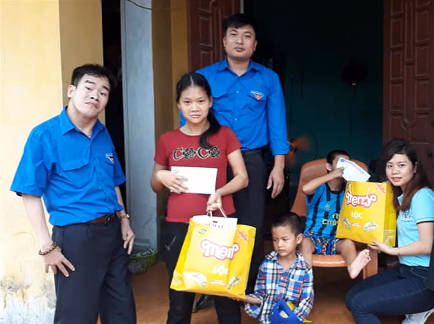 Lê Viết Thuận (ngoài cùng bên trái) tích cực tham gia các hoạt động hỗ trợ người cùng cảnh ngộ Lê Viết Thuận (ngoài cùng bên trái) tích cực tham gia các hoạt động hỗ trợ người cùng cảnh ngộ