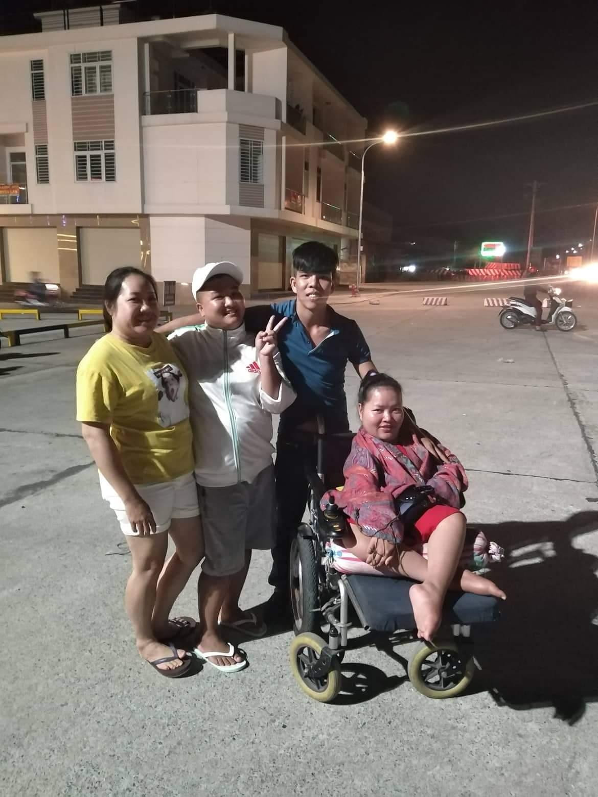 Vợ chồng Ngọc Diễm cùng bạn bè Vợ chồng Ngọc Diễm cùng bạn bè