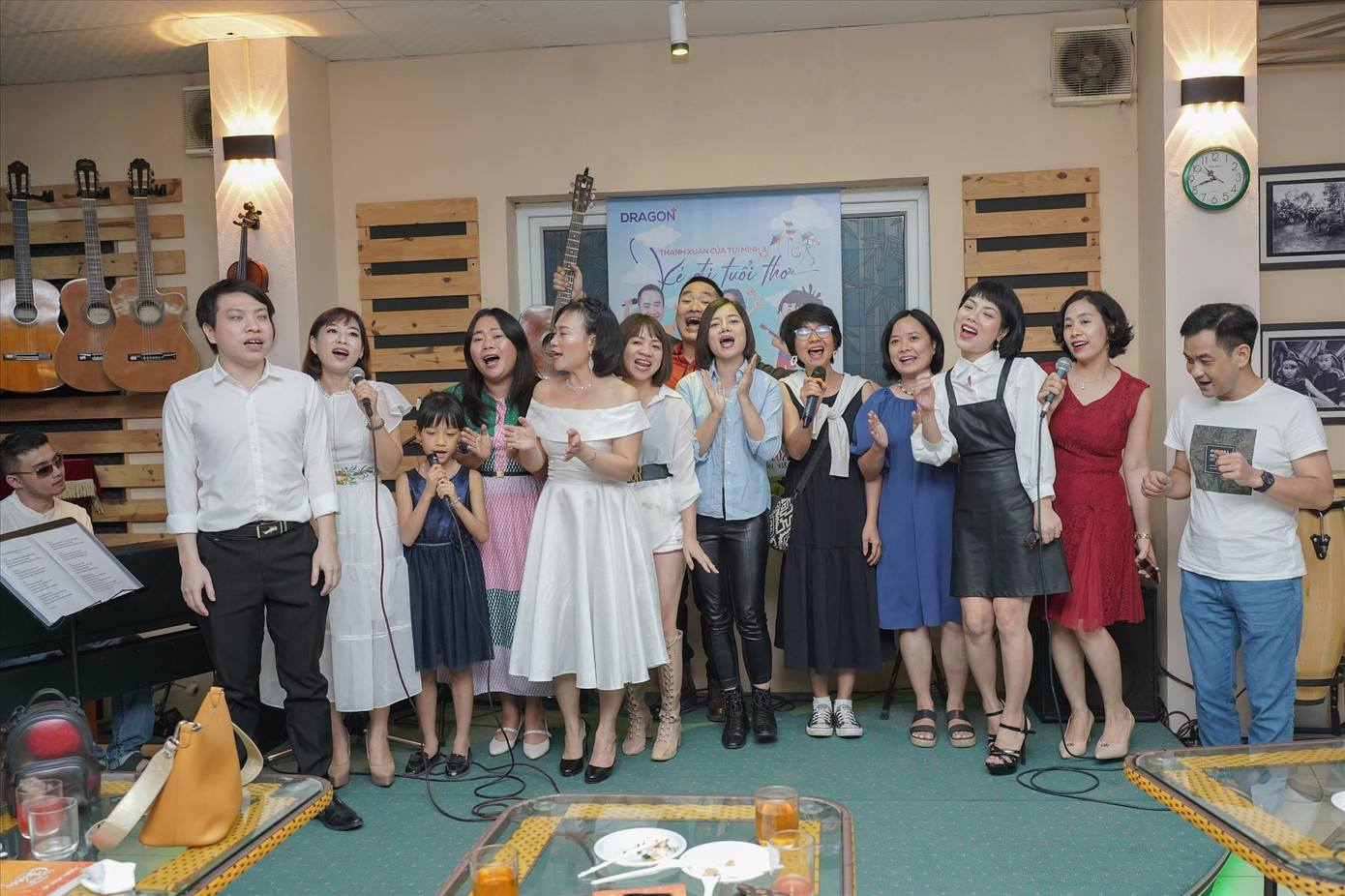 Một buổi diễn của Dragon Plus trong dự án Vé Đi Tuổi Thơ tại ĐH Văn hóa Hà Nội.