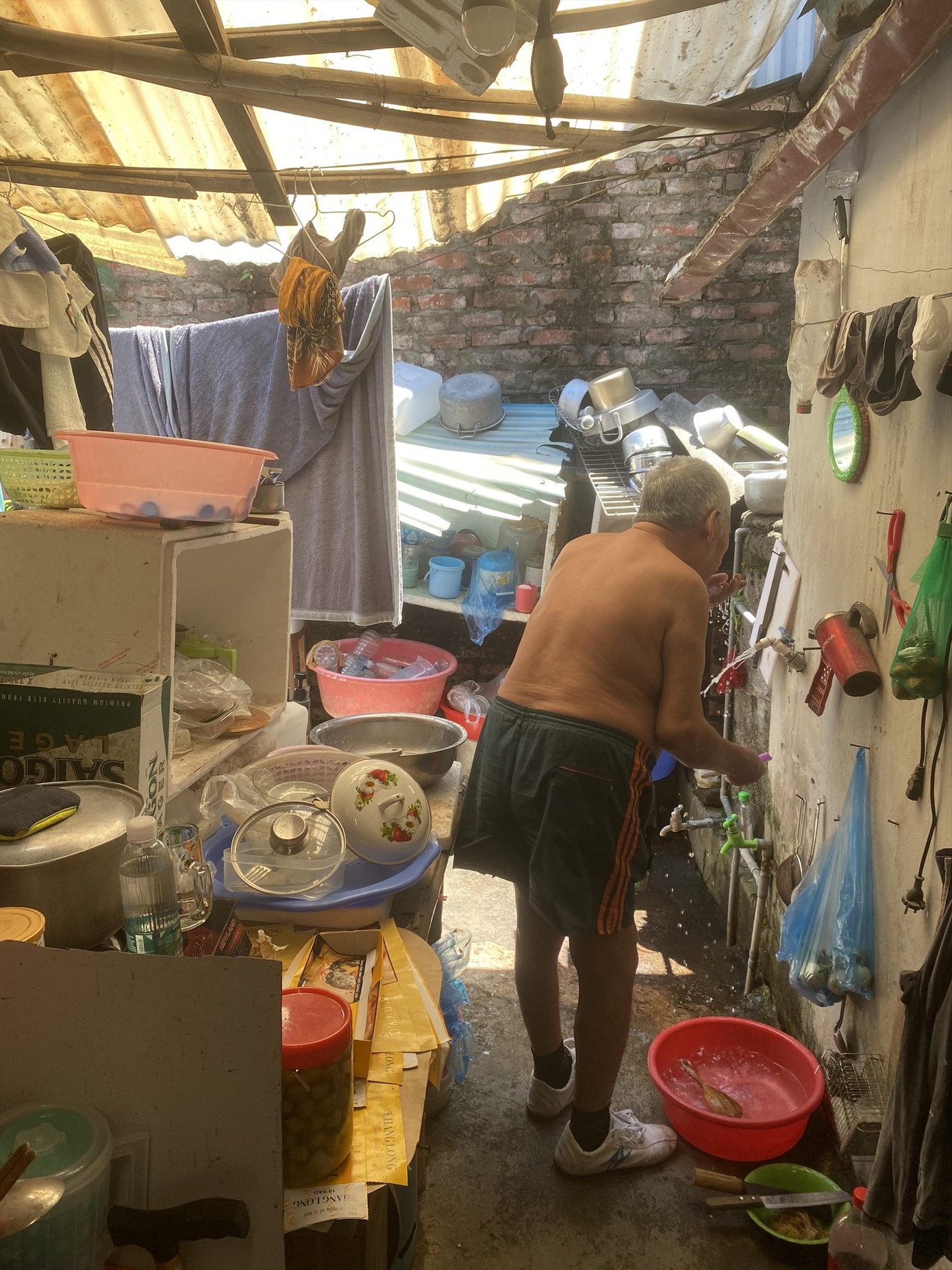 Không gian bên trong các khu nhà ở tại xóm chạy thận ngõ 121 Lê Thanh Nghị. Ảnh: Việt Khôi Không gian bên trong các khu nhà ở tại xóm chạy thận ngõ 121 Lê Thanh Nghị. Ảnh: Việt Khôi