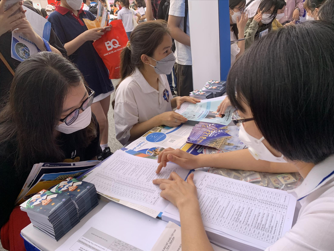 Thí sinh tham dự ngày hội tư vấn tuyển sinh năm 2022. Ảnh: Nghiêm Huê