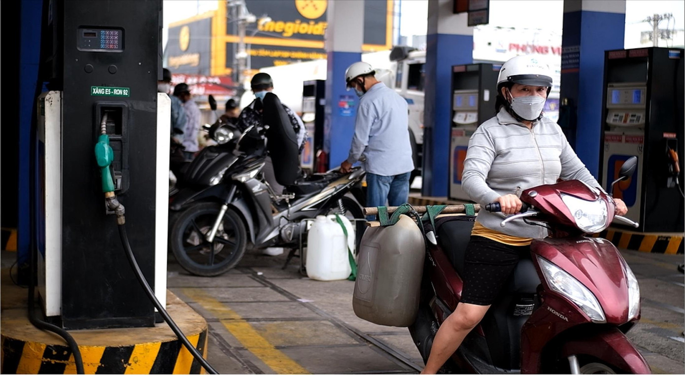 Người dân mang nhiều can lớn đi mua xăng vào chiều 10/3 ảnh: Ngô Bình