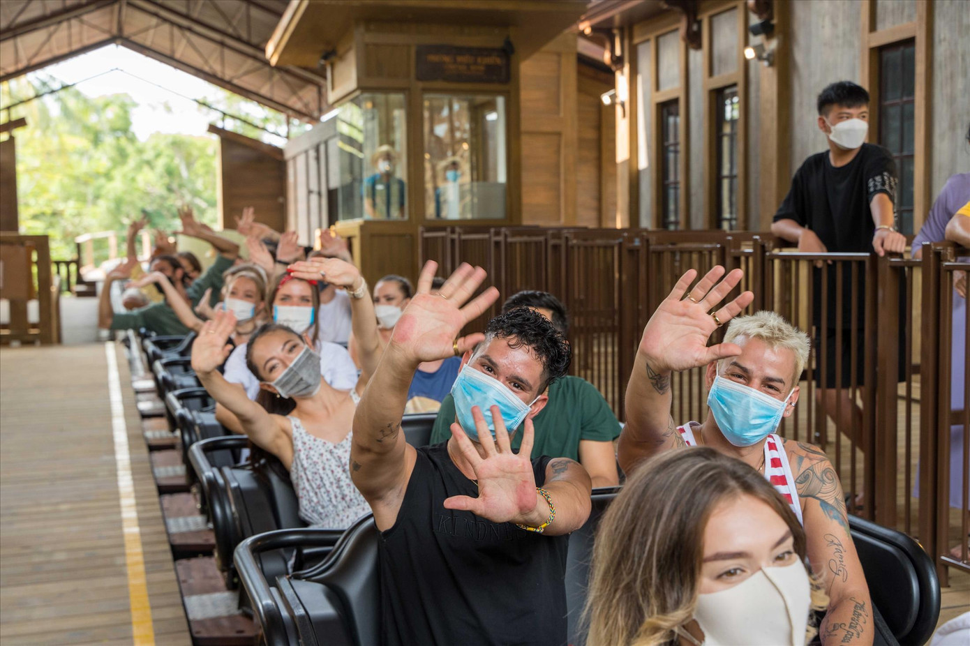 Du khách háo hức mùa du lịch Ảnh: KỲ SƠN Du khách háo hức mùa du lịch Ảnh: KỲ SƠN