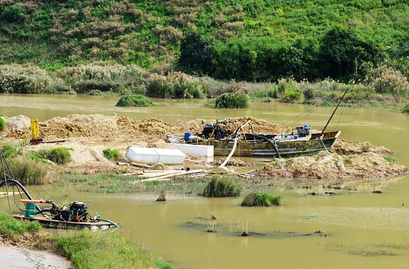 Khai thác cát trái phép trên sông Đạ Dâng Khai thác cát trái phép trên sông Đạ Dâng