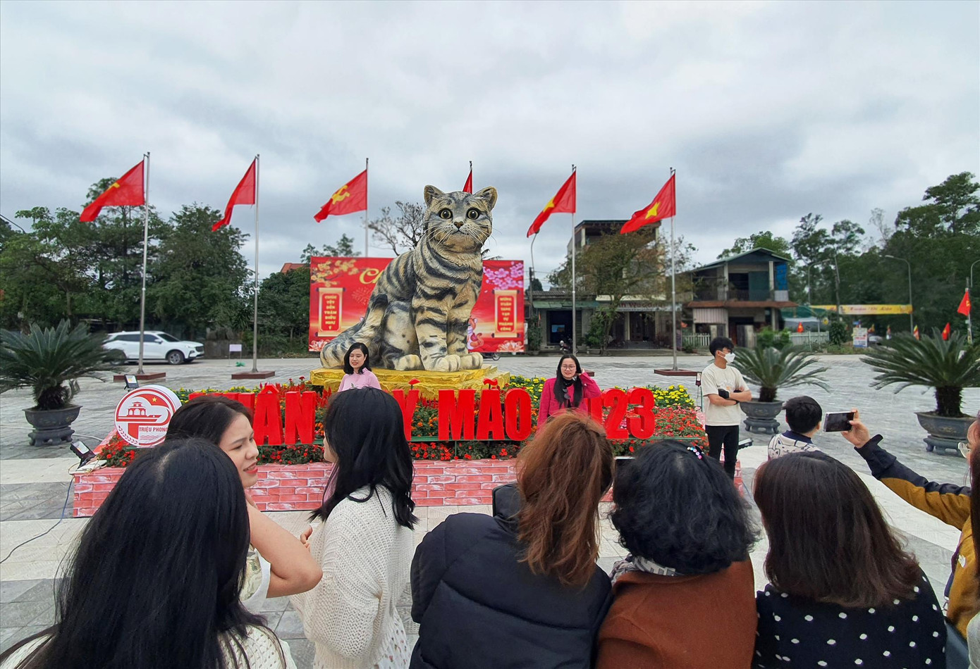 Khu vực quảng trường thị trấn Ái Tử (huyện Triệu Phong, tỉnh Quảng Trị) luôn đông đúc người dân, du khách vì sự xuất hiện của linh vật mèo “Hoa hậu”. Ảnh: Giang Thanh