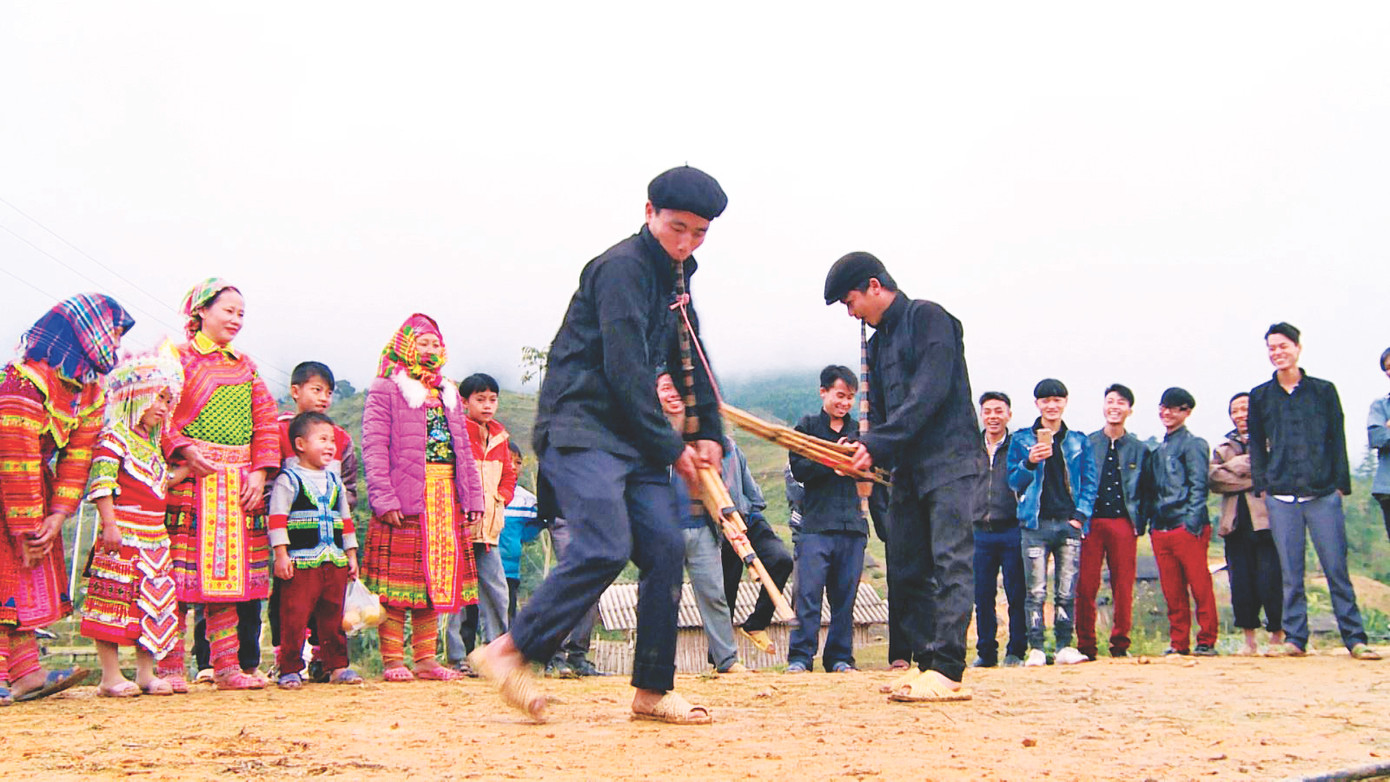 Đàn ông người Mông thổi khèn vào dịp Tết