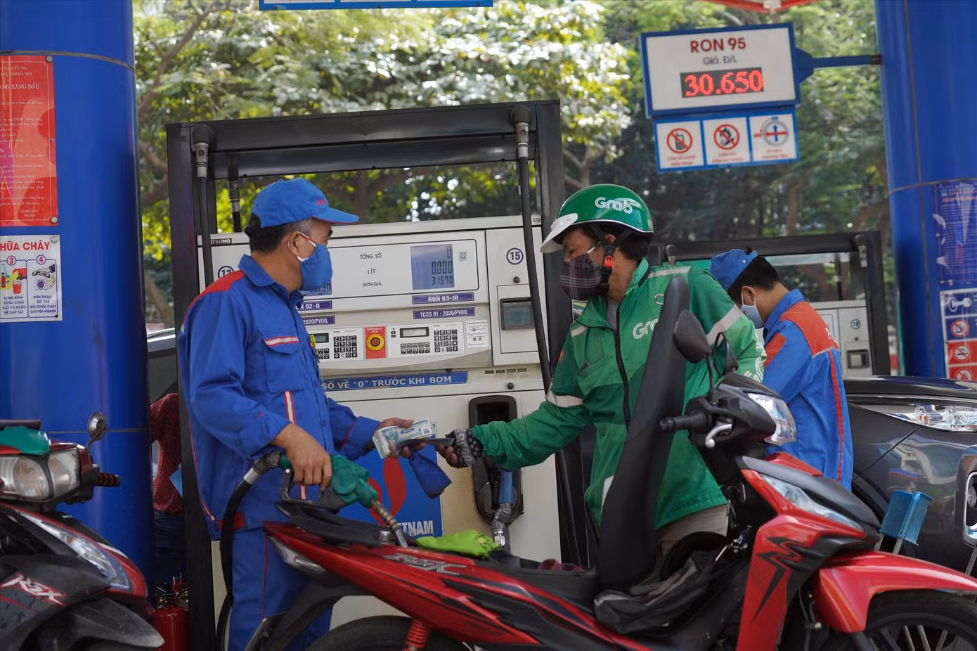 Giá xăng liên tục tăng khiến cuộc sống của người dân, doanh nghiệp bị ảnh hưởng nặng nề Ảnh: Như Ý Giá xăng liên tục tăng khiến cuộc sống của người dân, doanh nghiệp bị ảnh hưởng nặng nề Ảnh: Như Ý