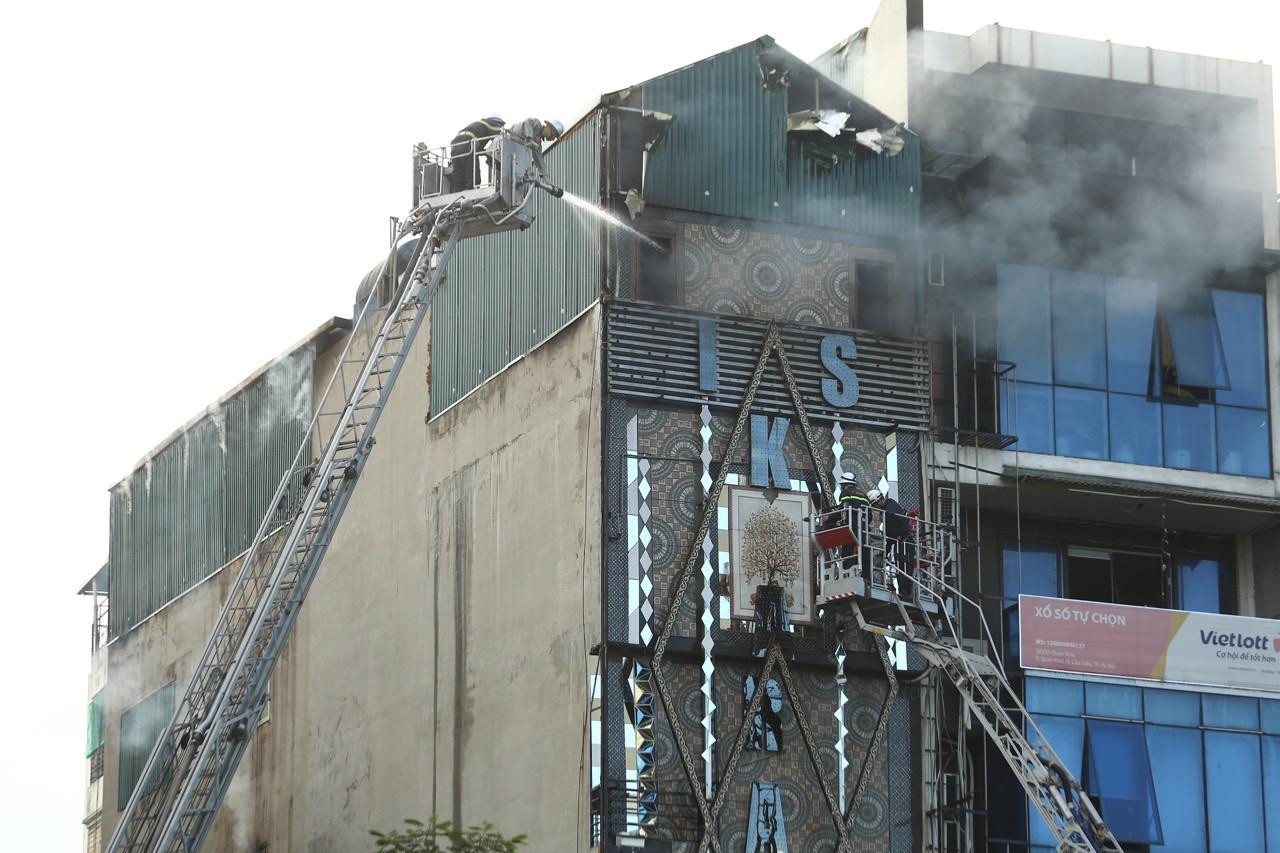 Vụ cháy quán karaoke 231 Quan Hoa (Cầu Giấy) khiến 3 chiến sỹ cảnh sát hy sinh khi làm nhiệm vụ ảnh: Trọng Tài Vụ cháy quán karaoke 231 Quan Hoa (Cầu Giấy) khiến 3 chiến sỹ cảnh sát hy sinh khi làm nhiệm vụ ảnh: Trọng Tài