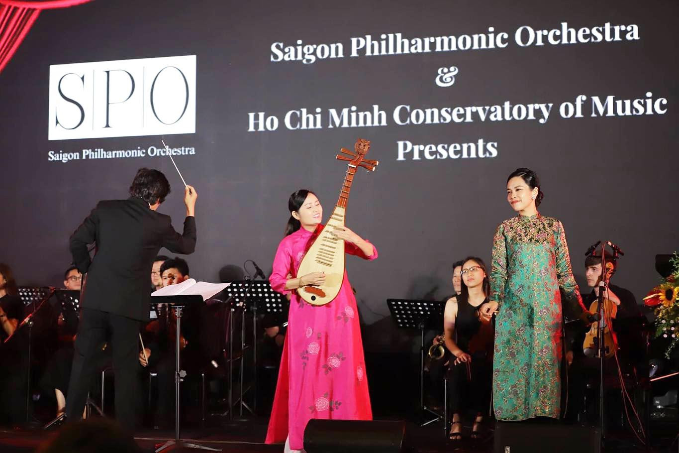 Nghệ sĩ Nghiêm Thu biểu diễn tỳ bà với dàn nhạc giao hưởng Ảnh: Tư liệu nghệ sĩ