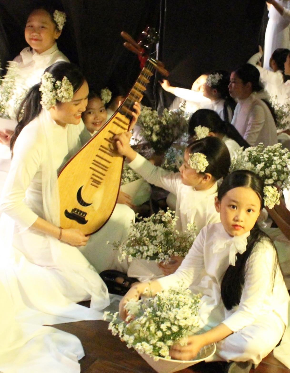 Nghệ sĩ Nghiêm Thu biểu diễn với các em nhỏ