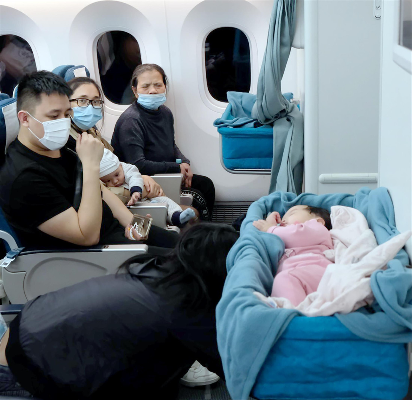 Những công dân đầu tiên được sơ tán rời Ukraine về nước, trong đó có rất nhiều trẻ em Những công dân đầu tiên được sơ tán rời Ukraine về nước, trong đó có rất nhiều trẻ em