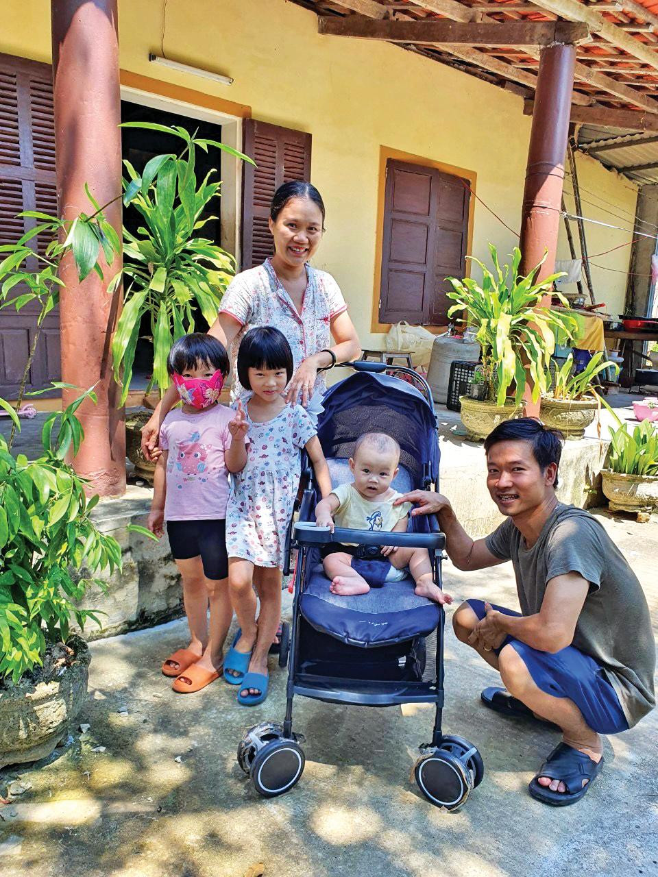 Cả gia đình 5 người của anh Nghĩa hạnh phúc, sum vầy trước hiên nhà Cả gia đình 5 người của anh Nghĩa hạnh phúc, sum vầy trước hiên nhà