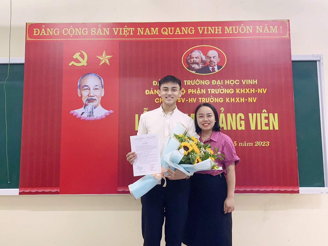 Bạn Nguyễn Đình Dũng (sinh viên lớp 61B Luật Kinh tế, trường Đại học Vinh) trong ngày được kết nạp Đảng Bạn Nguyễn Đình Dũng (sinh viên lớp 61B Luật Kinh tế, trường Đại học Vinh) trong ngày được kết nạp Đảng