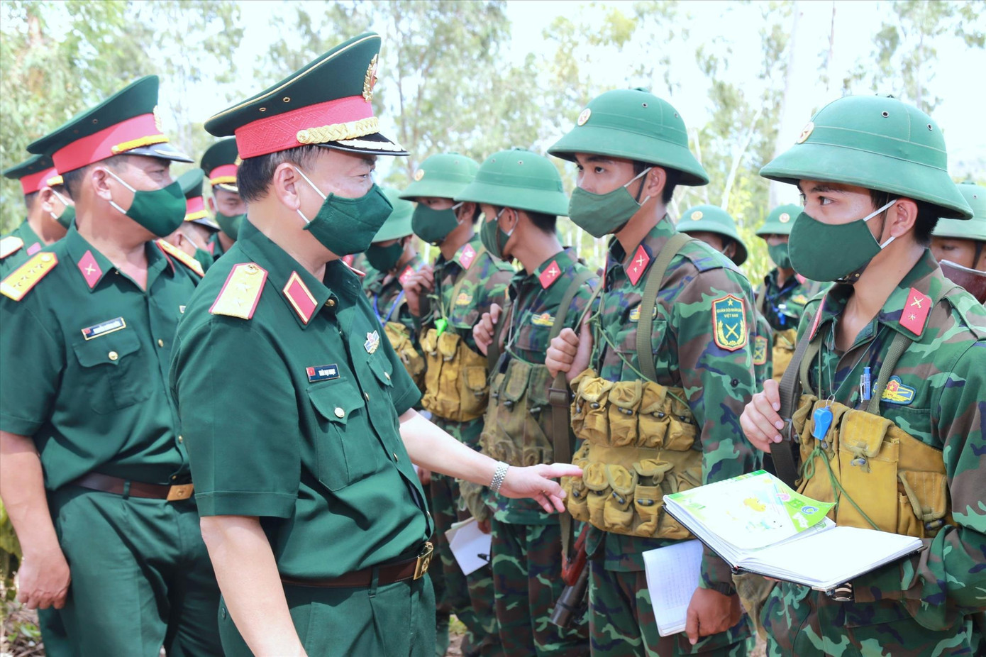 Trung tướng Thái Đại Ngọc - Tư lệnh Quân khu 5 kiểm tra và động viên chiến sĩ trên thao trường huấn luyện