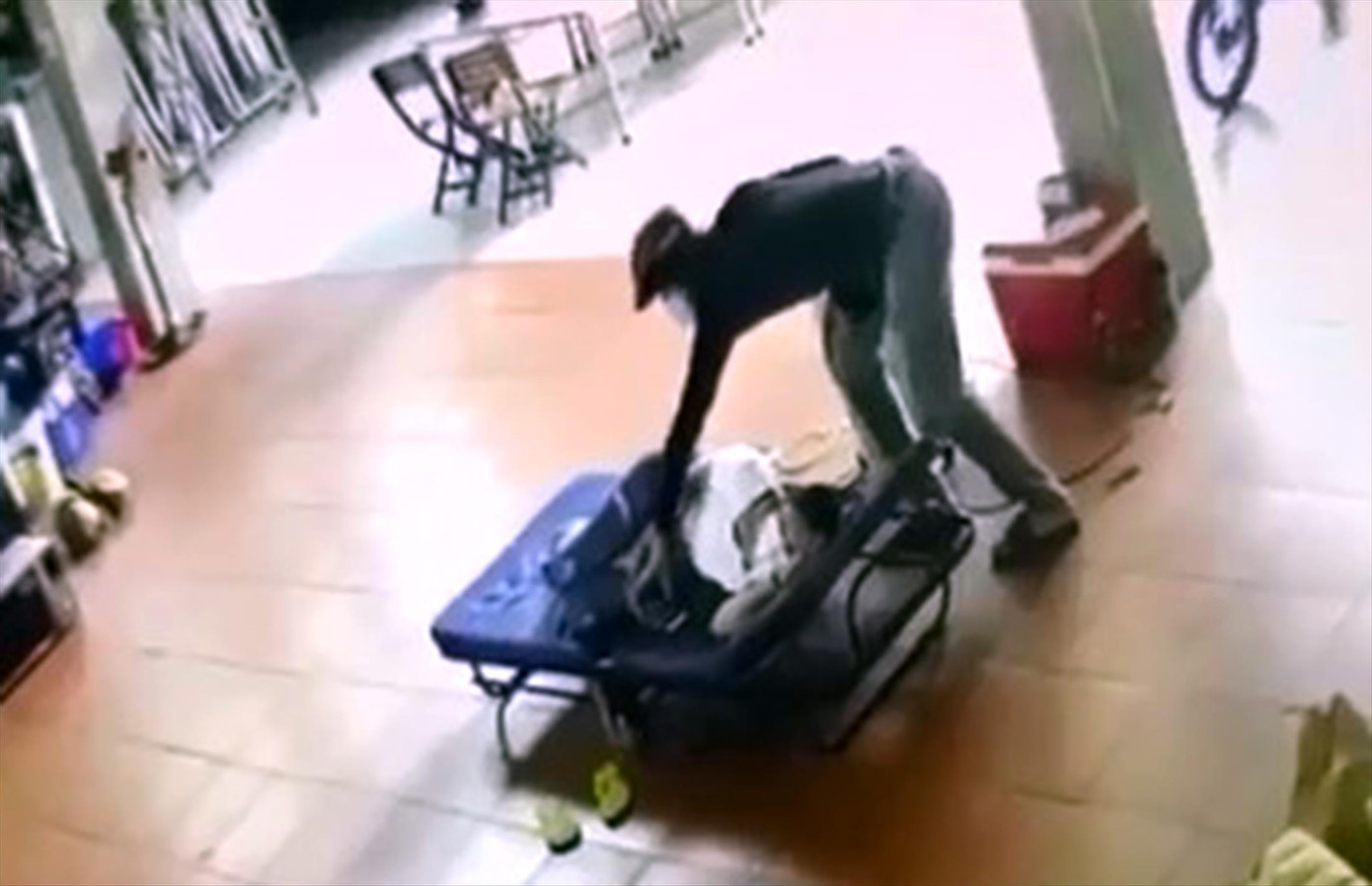 Tên trộm ngang nhiên đột nhập vào nhà lấy điện thoại của chị Hường Tên trộm ngang nhiên đột nhập vào nhà lấy điện thoại của chị Hường