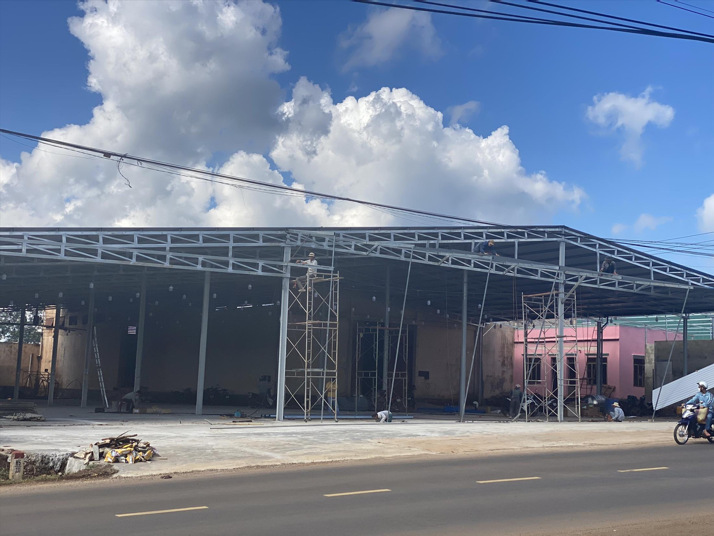 Một cơ sở thu mua sầu riêng xây dựng trái phép trên địa bàn xã Ea Kênh