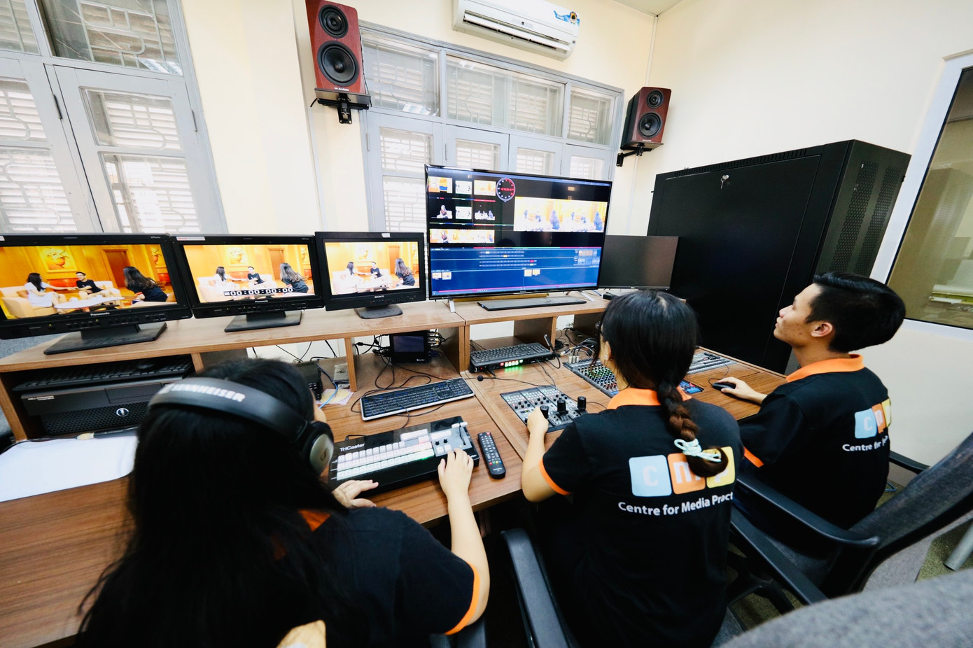 Các bạn sinh viên Viện Đào tạo Báo chí truyền thông (Đại học Khoa học Xã hội và Nhân văn Hà Nội) đang học về trường quay ảo Các bạn sinh viên Viện Đào tạo Báo chí truyền thông (Đại học Khoa học Xã hội và Nhân văn Hà Nội) đang học về trường quay ảo