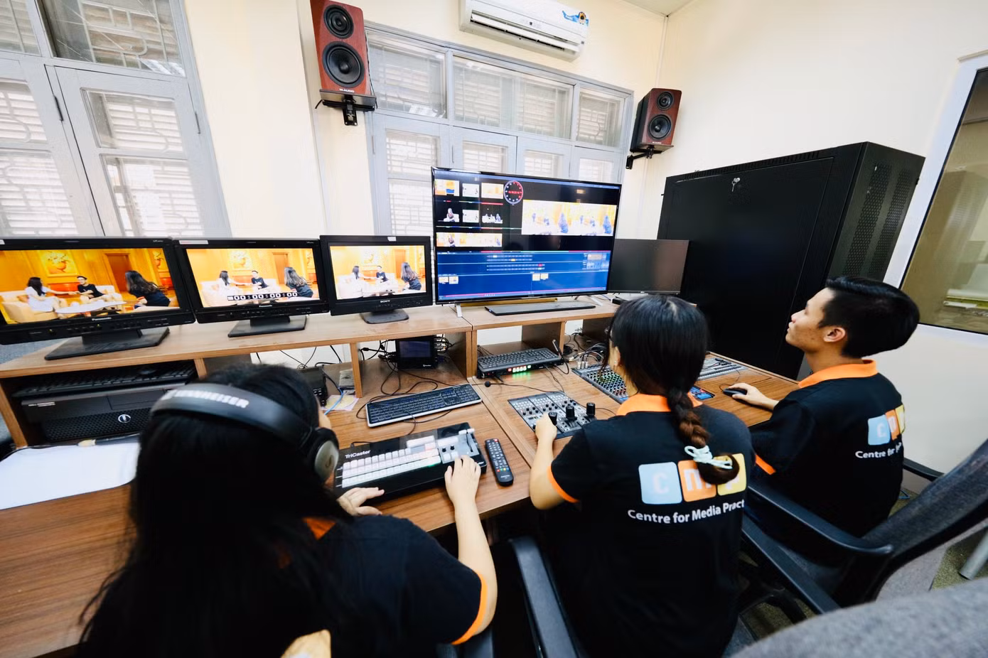Các bạn sinh viên Viện Đào tạo Báo chí truyền thông (Đại học Khoa học Xã hội và Nhân văn Hà Nội) đang học về trường quay ảo Các bạn sinh viên Viện Đào tạo Báo chí truyền thông (Đại học Khoa học Xã hội và Nhân văn Hà Nội) đang học về trường quay ảo