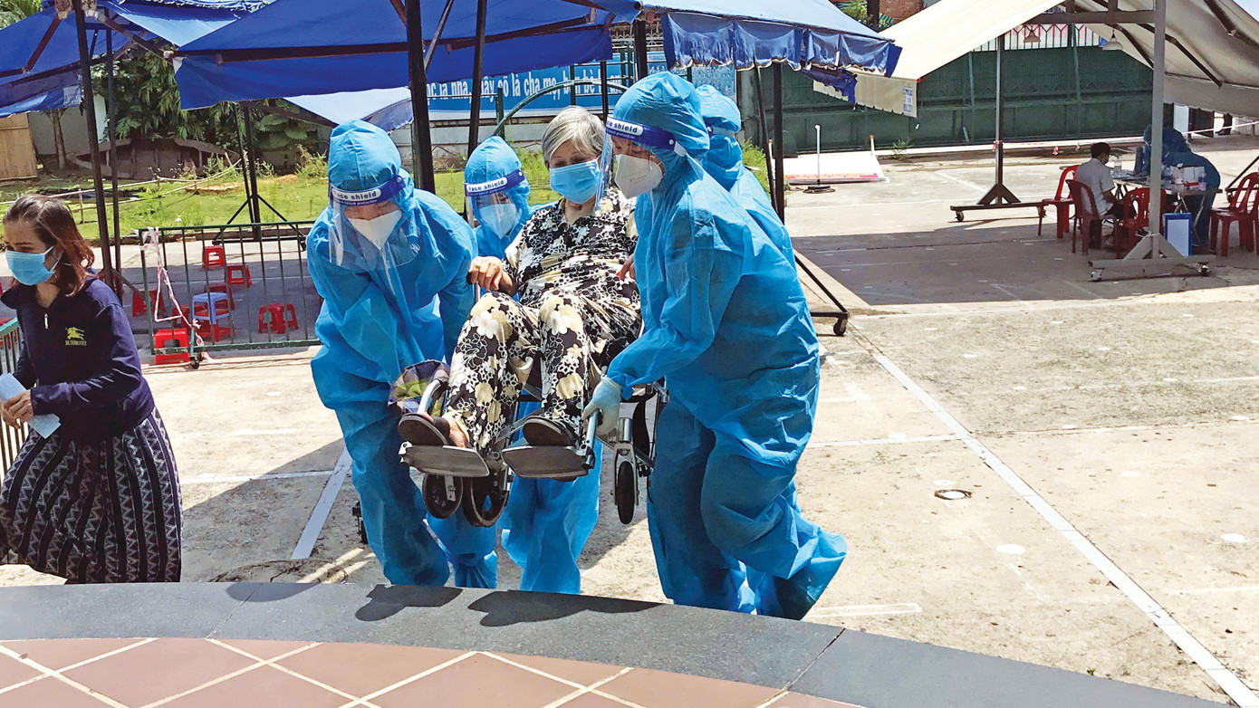 Các hoạt động hỗ trợ nhân viên y tế, người dân TPHCM trong những ngày dịch bệnh căng thẳng của các thành viên CLB SRC, D&amp;F và PNF