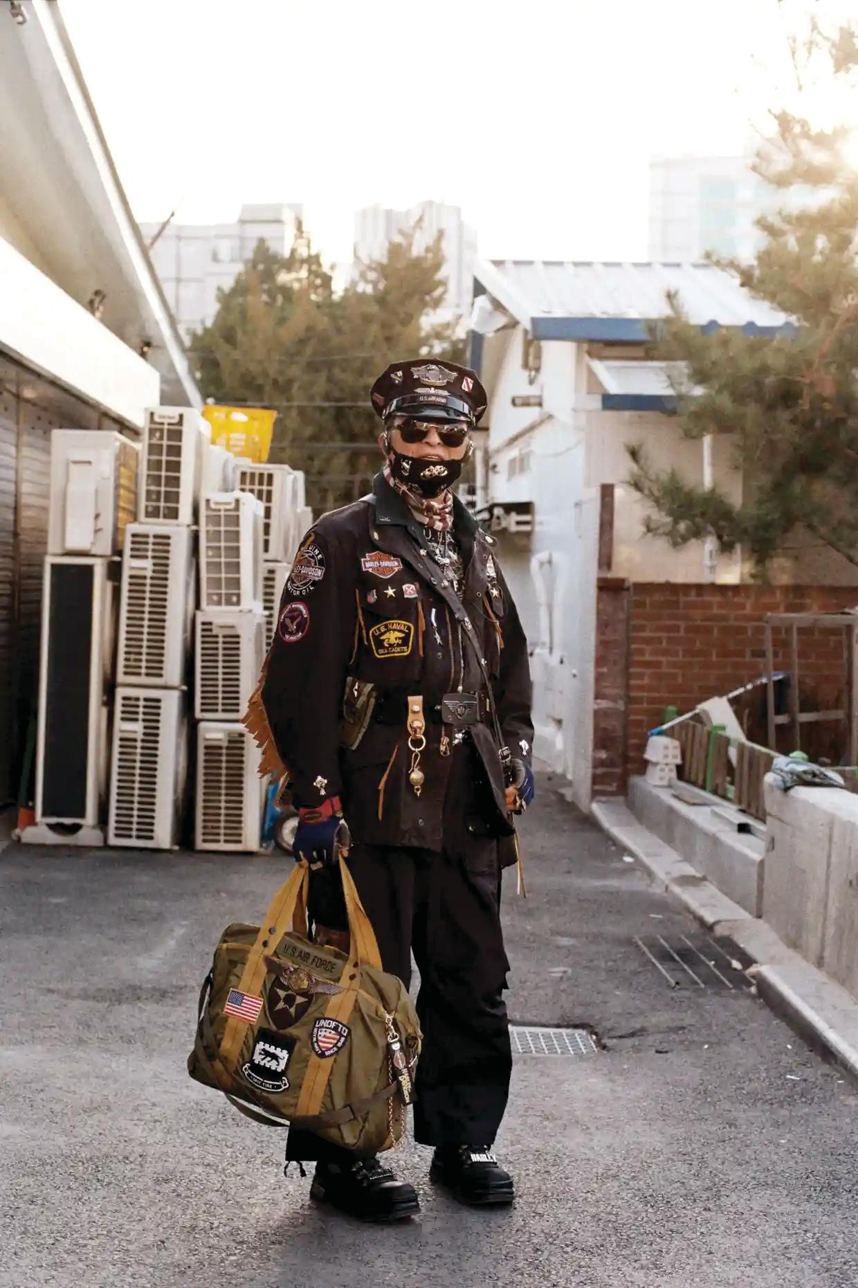 Ông Lee Seok-ki (bên trái) và một thành viên thuộc “đoàn quân đội” của Dongmyo, với mỗi thành viên có một phong cách khác nhau Ông Lee Seok-ki (bên trái) và một thành viên thuộc “đoàn quân đội” của Dongmyo, với mỗi thành viên có một phong cách khác nhau