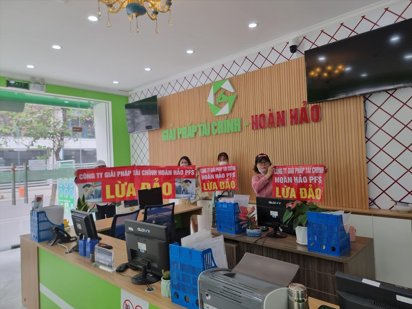 Các nhà đầu tư kéo đến trụ sở của Cty Cổ phần Đầu tư Tài chính PFS để đòi tiền Các nhà đầu tư kéo đến trụ sở của Cty Cổ phần Đầu tư Tài chính PFS để đòi tiền