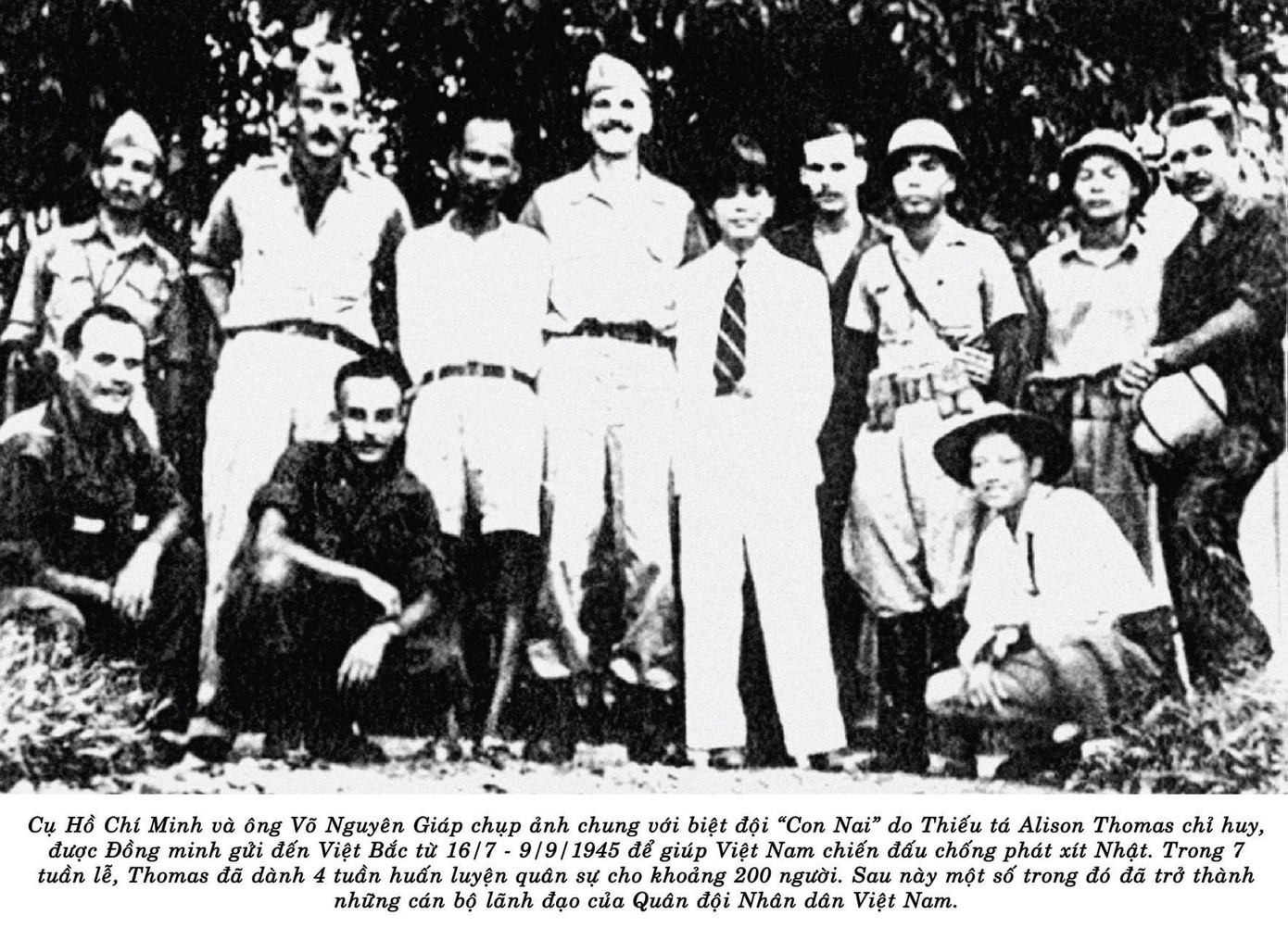 Đội ''Con Nai'' chụp ảnh với Bác Hồ. Ảnh tư liệu