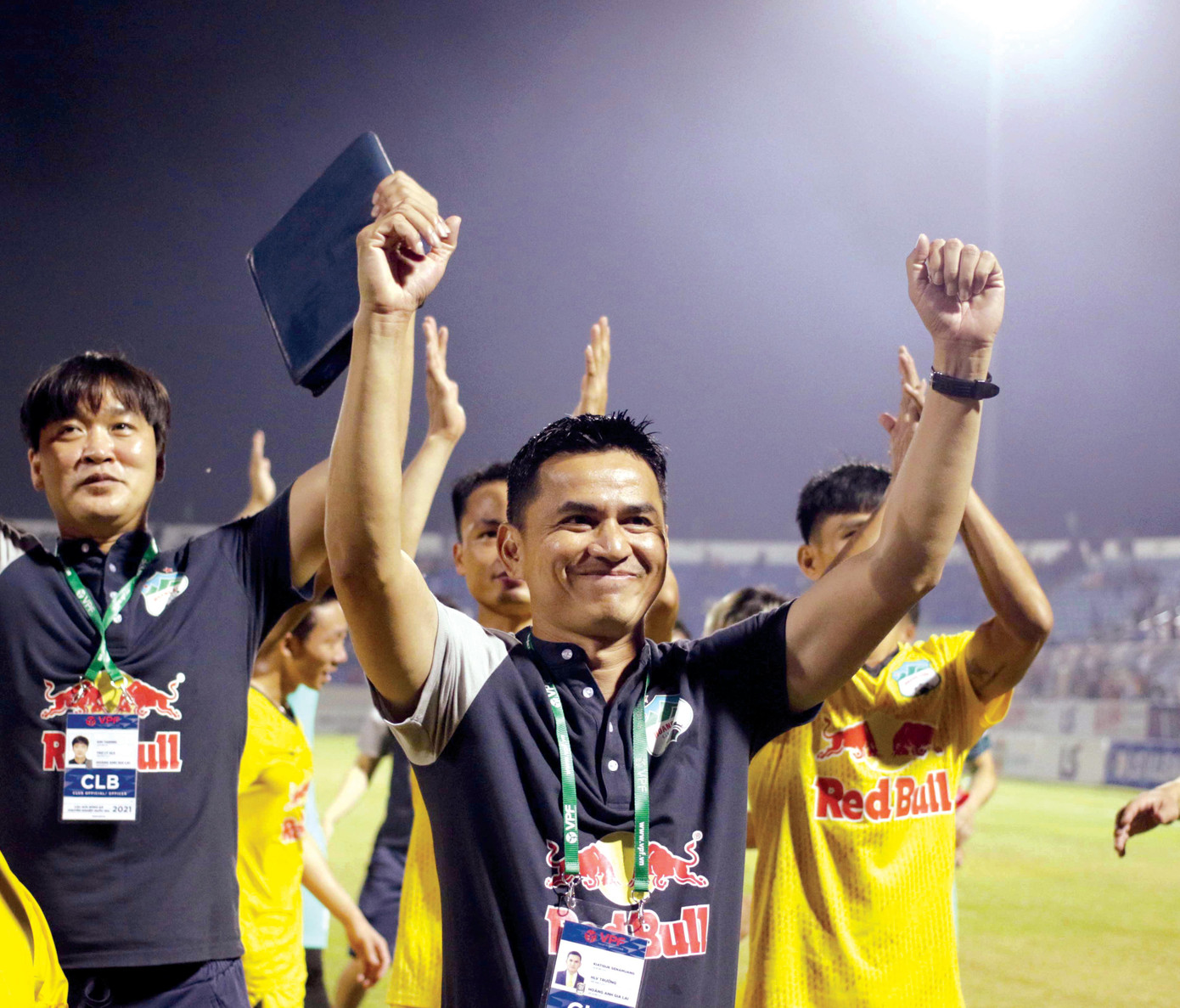 HLV Kiatisuk cùng các học trò và BHL ăn mừng sau chiến thắng quan trọng của HAGL HLV Kiatisuk cùng các học trò và BHL ăn mừng sau chiến thắng quan trọng của HAGL