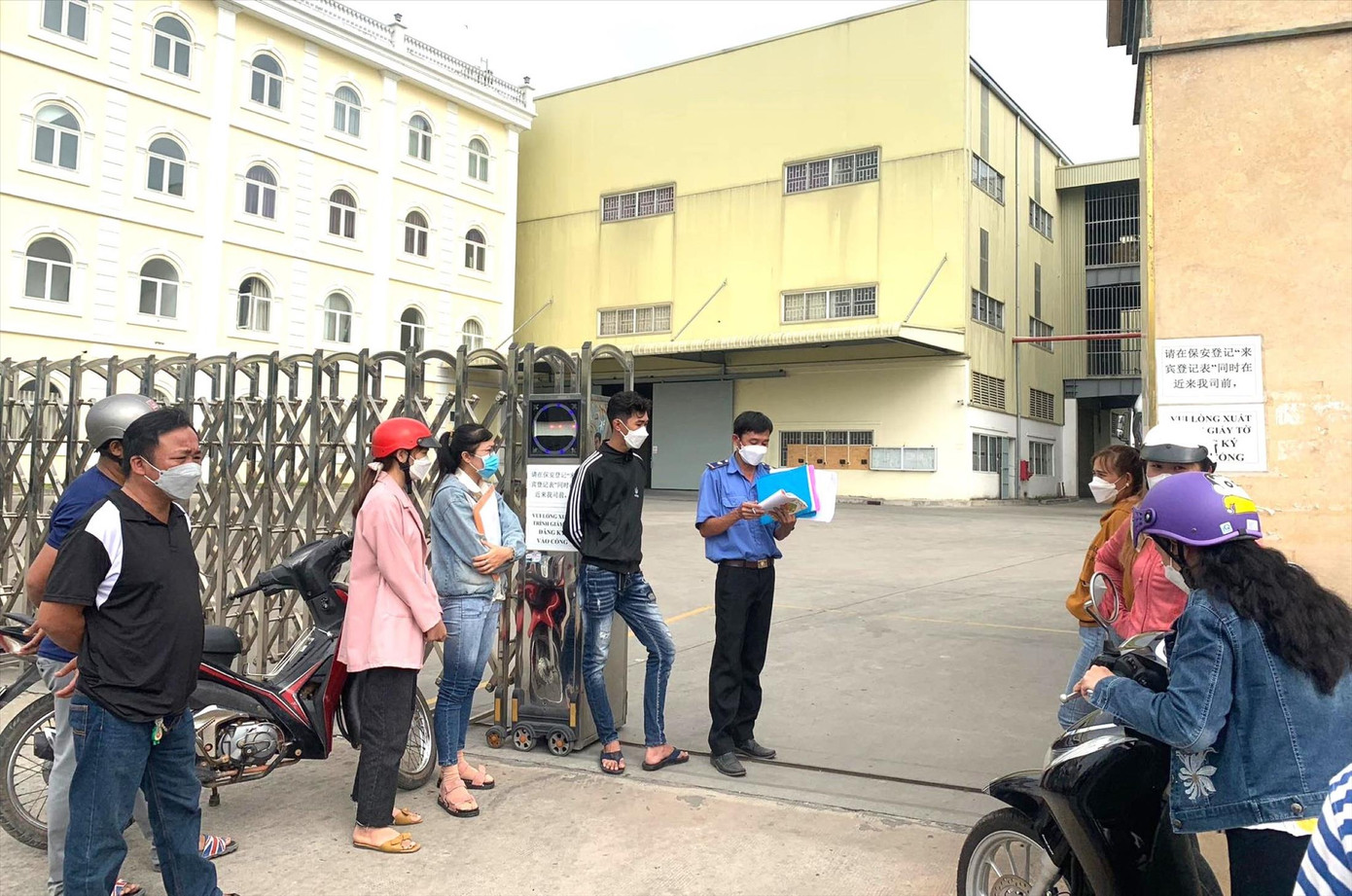 Người lao động ở Bình Dương nộp hồ sơ xin việc ảnh: H.C Người lao động ở Bình Dương nộp hồ sơ xin việc ảnh: H.C