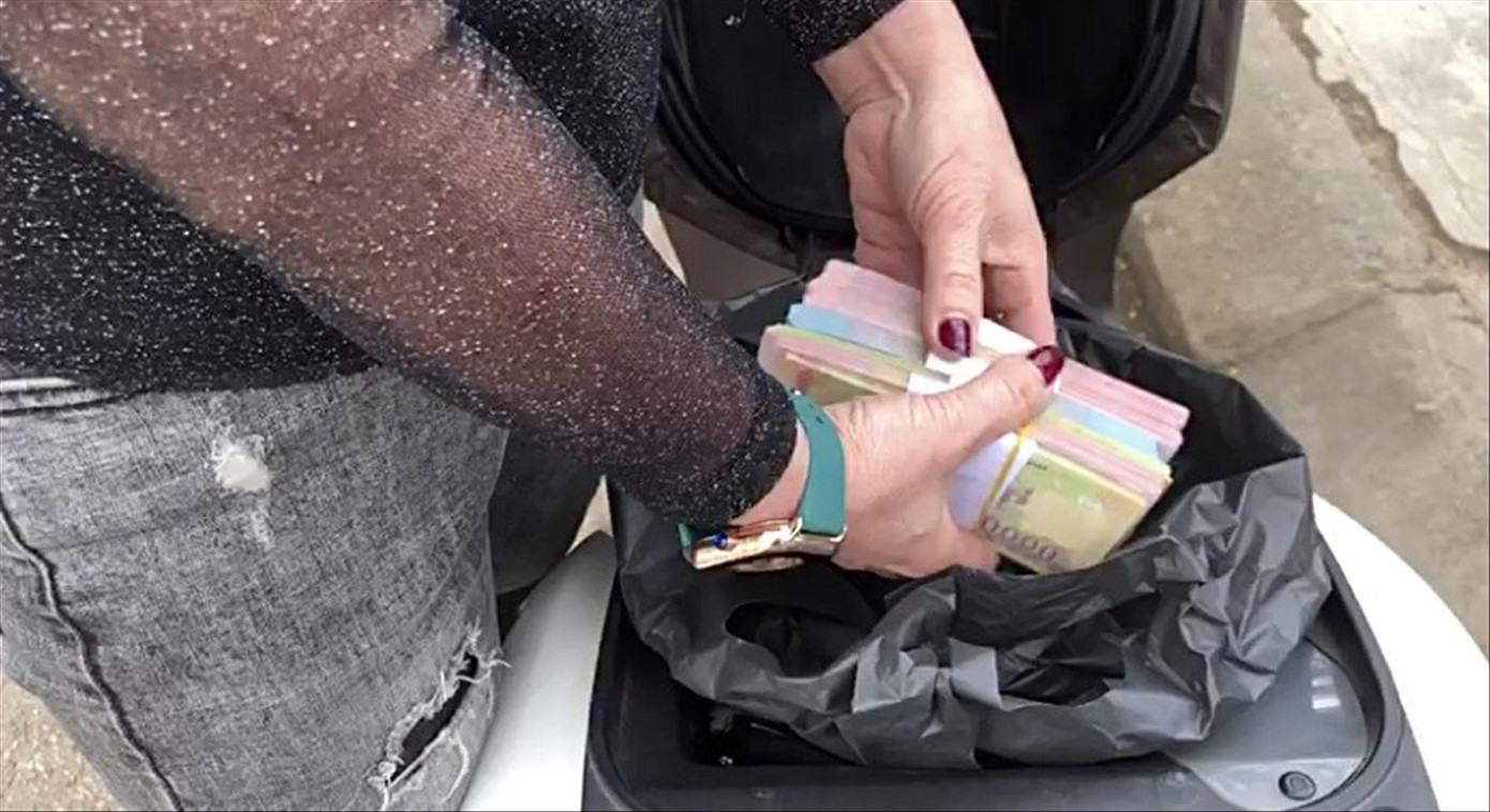 Chị Y chuẩn bị tiền để đổi cho khách