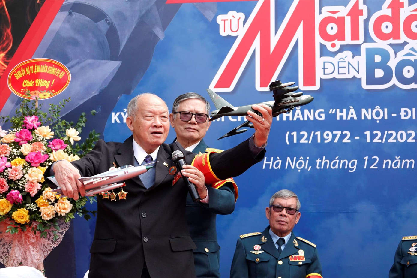 Các nhân chứng lịch sử kể chuyện đánh B-52 trong trận “Điện Biên Phủ trên không”. Ảnh: NGUYỄN MINH Các nhân chứng lịch sử kể chuyện đánh B-52 trong trận “Điện Biên Phủ trên không”. Ảnh: NGUYỄN MINH