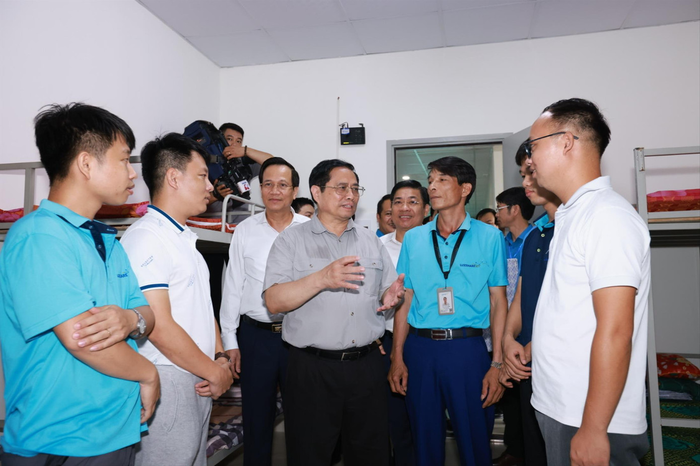 Thủ tướng Phạm Minh Chính thăm hỏi công nhân lao động trên địa bàn tỉnh Bắc Giang. Ảnh: Như Ý