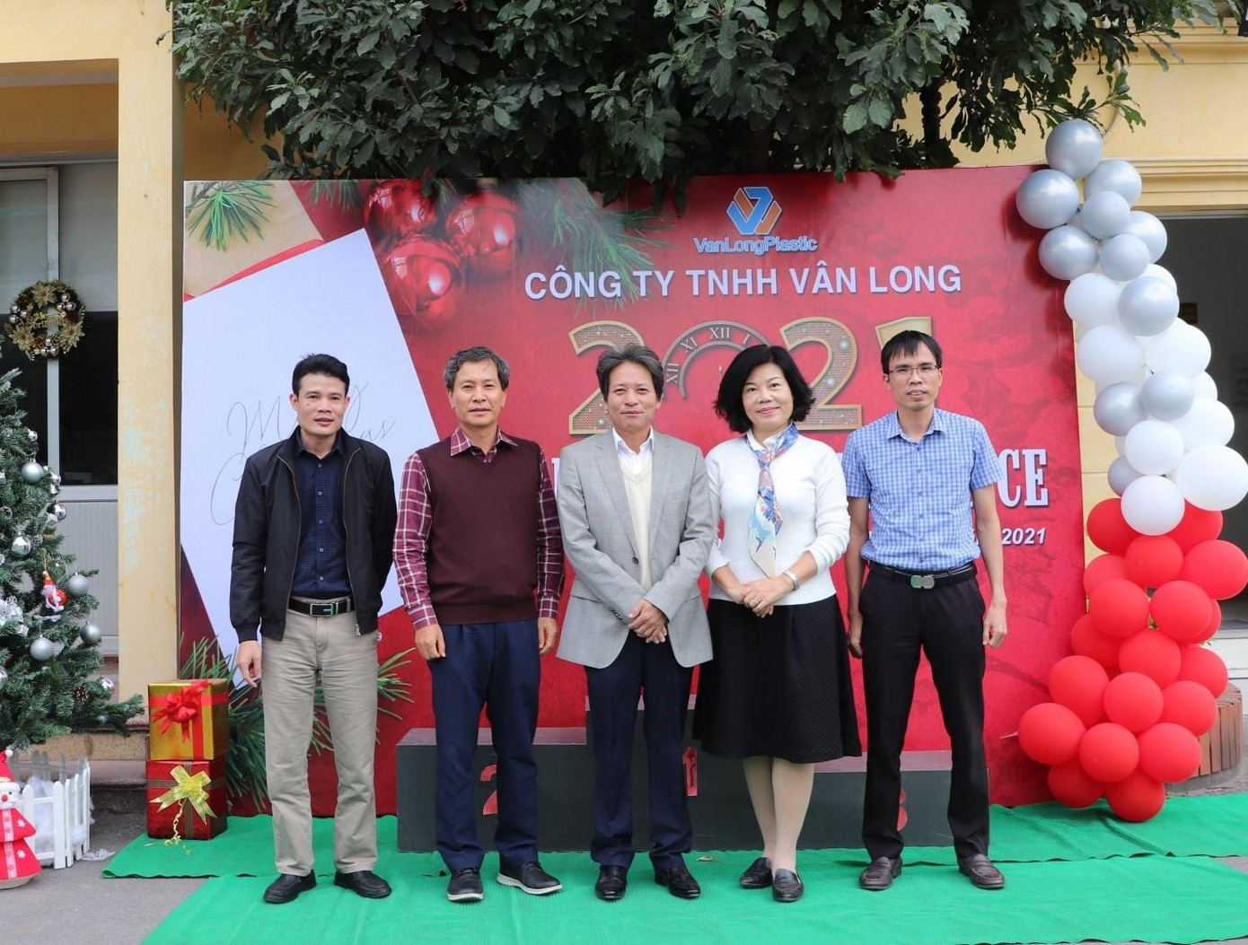 Trần Thị Lưu Ly (áo trắng)