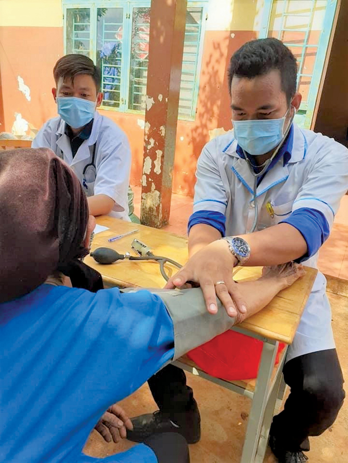 Anh Sạt Thỉ Knul (bên phải) trong một lần về cơ sở khám bệnh cho người dân Anh Sạt Thỉ Knul (bên phải) trong một lần về cơ sở khám bệnh cho người dân